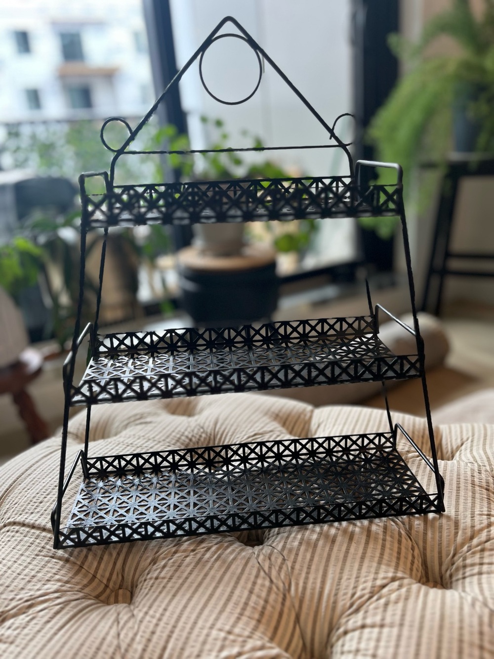 Vintage shelf in black metal. Two layers. Lovely cut out pattern